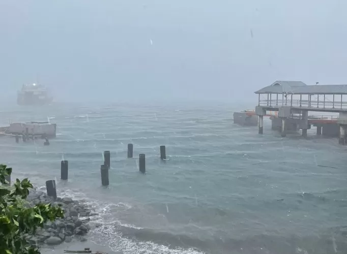 Hujan Deras Pelabuhan Gilimanuk Ditutup, di Batuagung Konduktor Listrik Disambar Petir