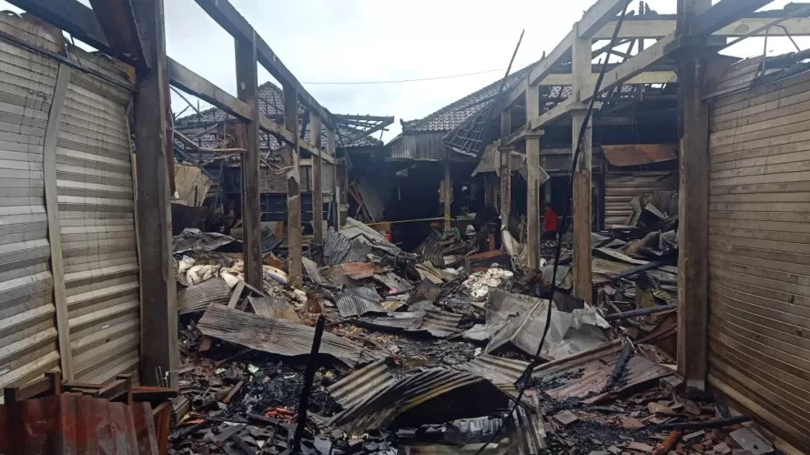 Pasar Lelateng Terbakar, Dua Blok Lenyap, Damkar Dibantu Water Canon Polres Jembrana 