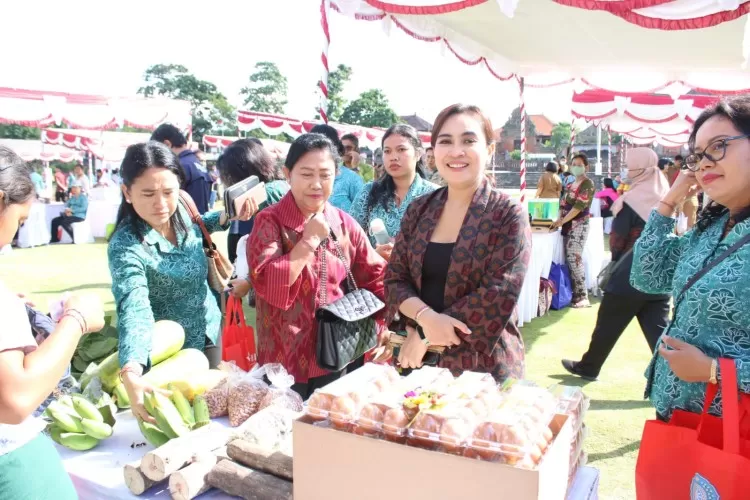 Ny. Ayu Kristi Arya Wibawa Kunjungi Pasar Rakyat TP PKK Bali di Klungkung