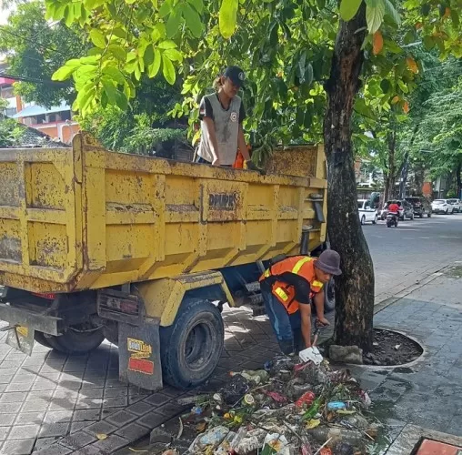 Antisipasi Banjir, PUPR Denpasar Rutin Bersihkan Sampah di Saluran Air